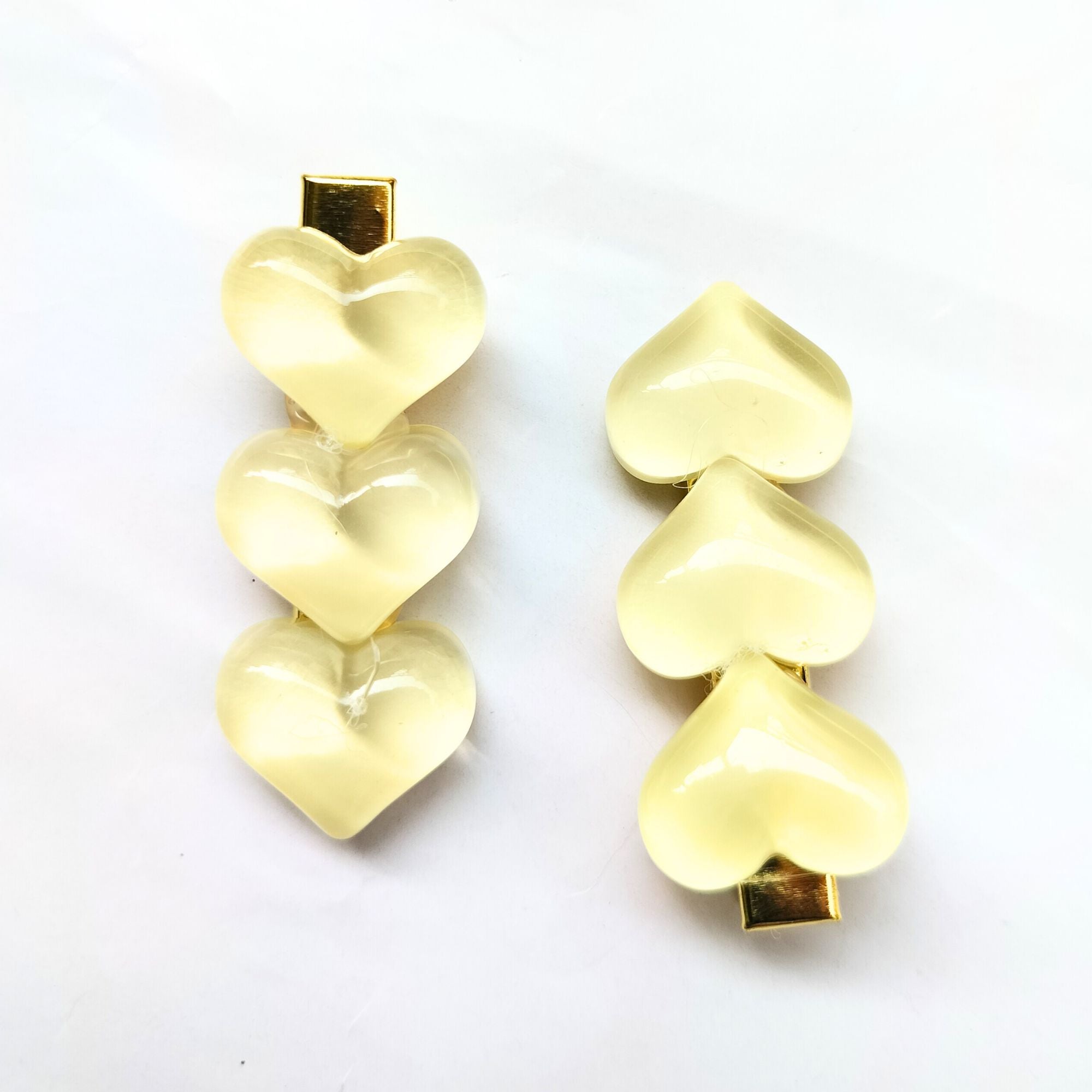 Comes in soft pastel shades that suit all outfits Strong grip design suitable for all hair types