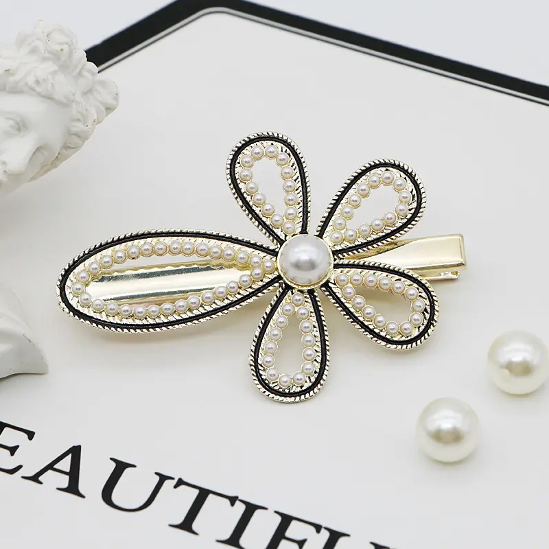 Decorative hair clip with pearls 