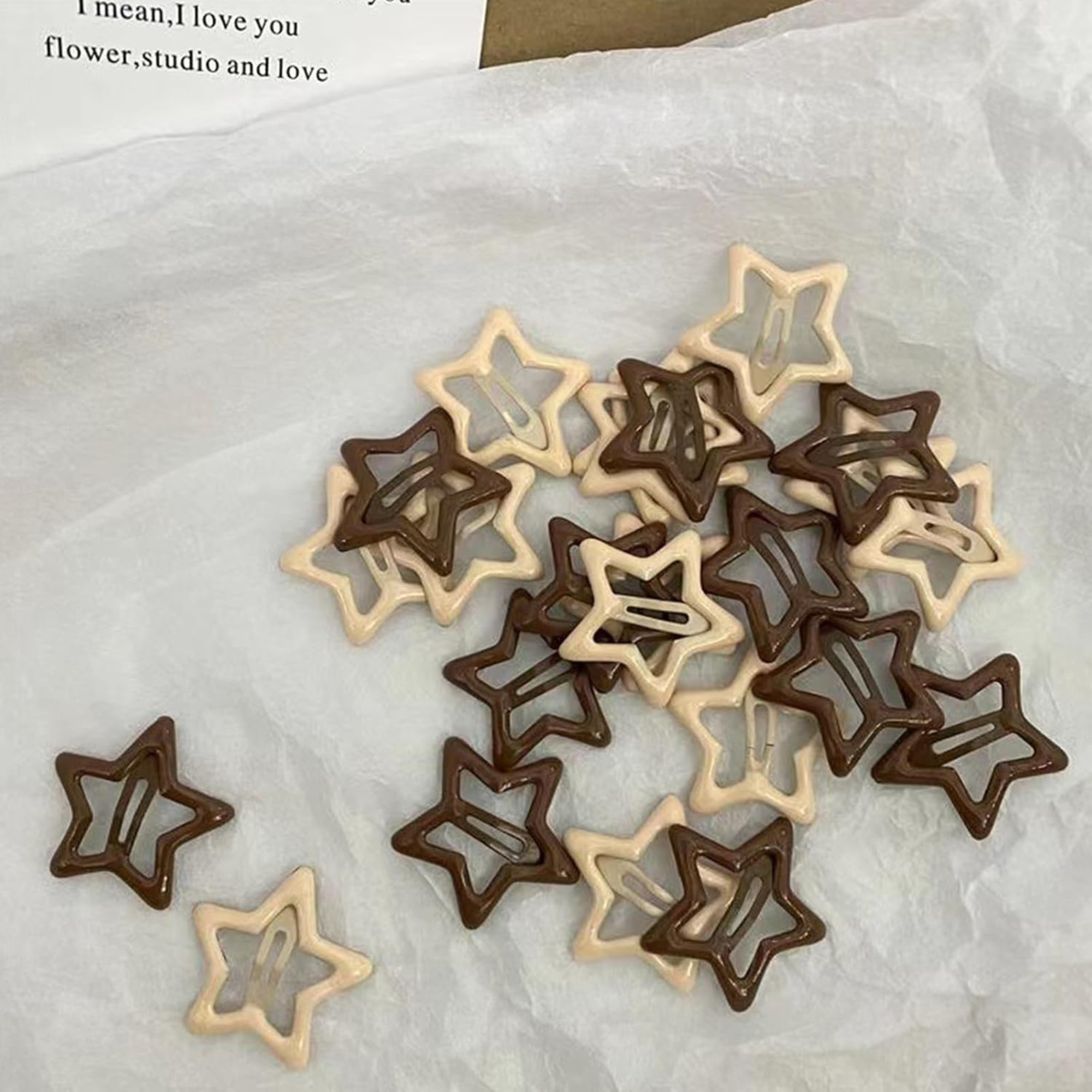Star-shaped hair clips in brown & White 
