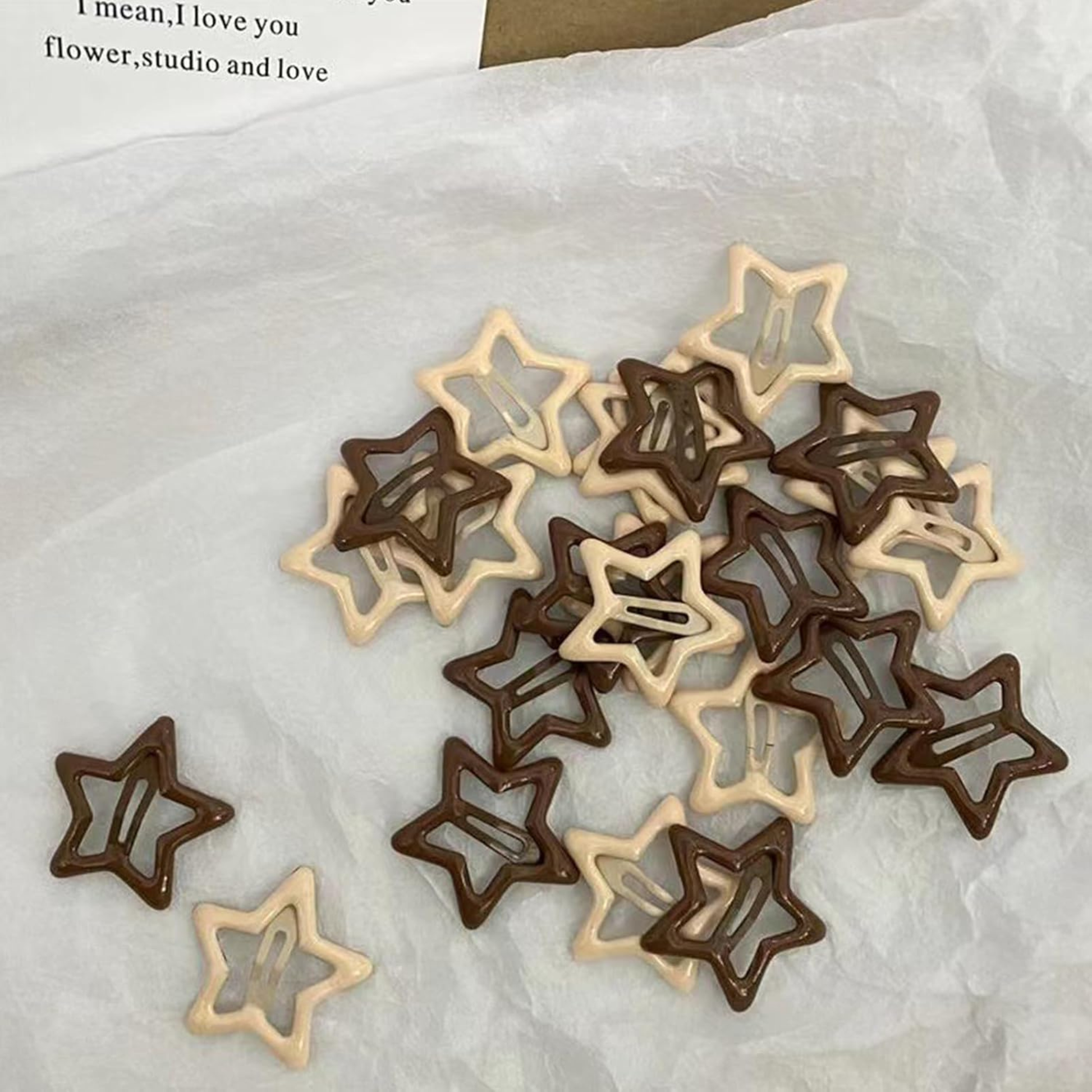 Star-shaped hair clips in brown & White 