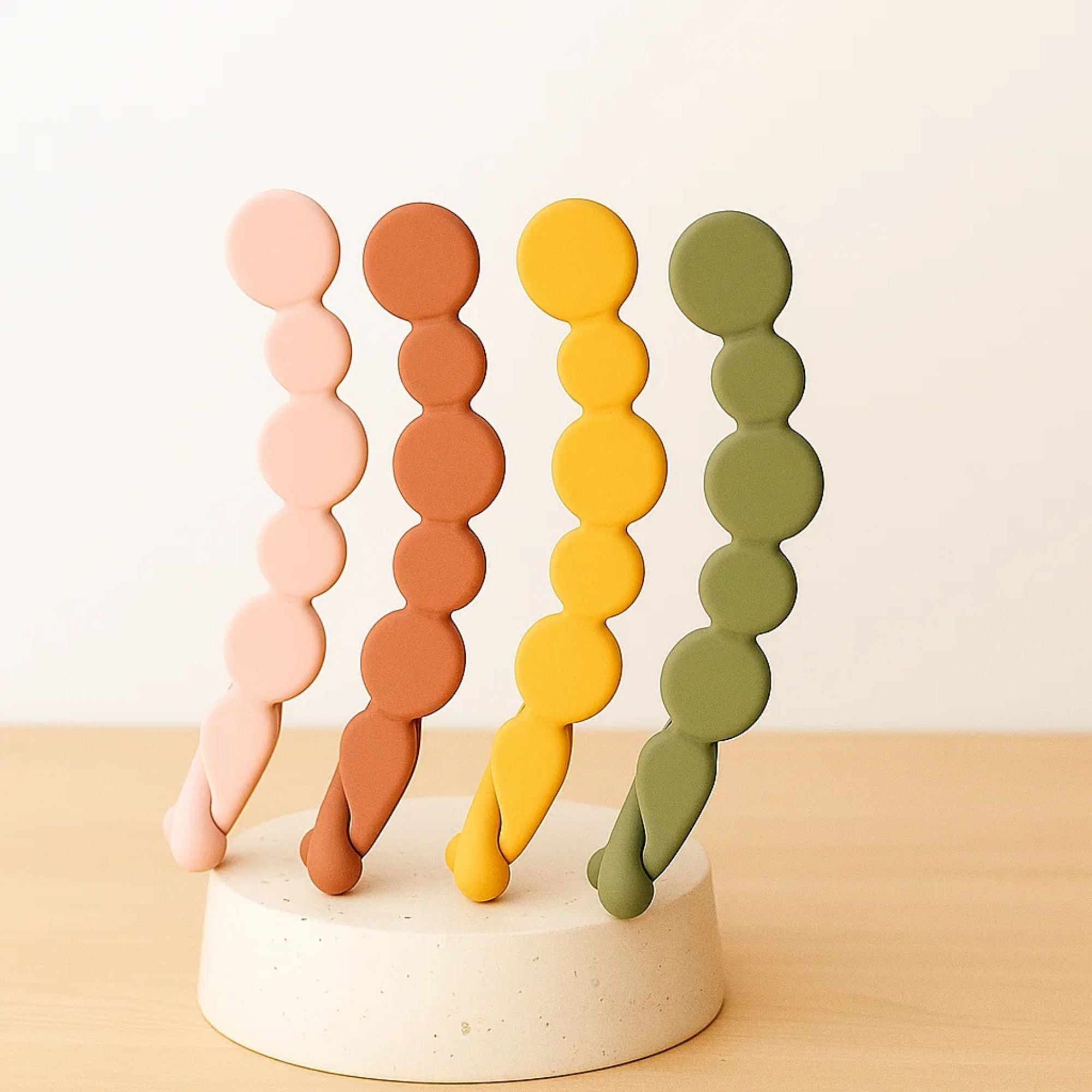 Strong grip – holds hair firmly in place Gentle on hair, prevents breakage and pulling