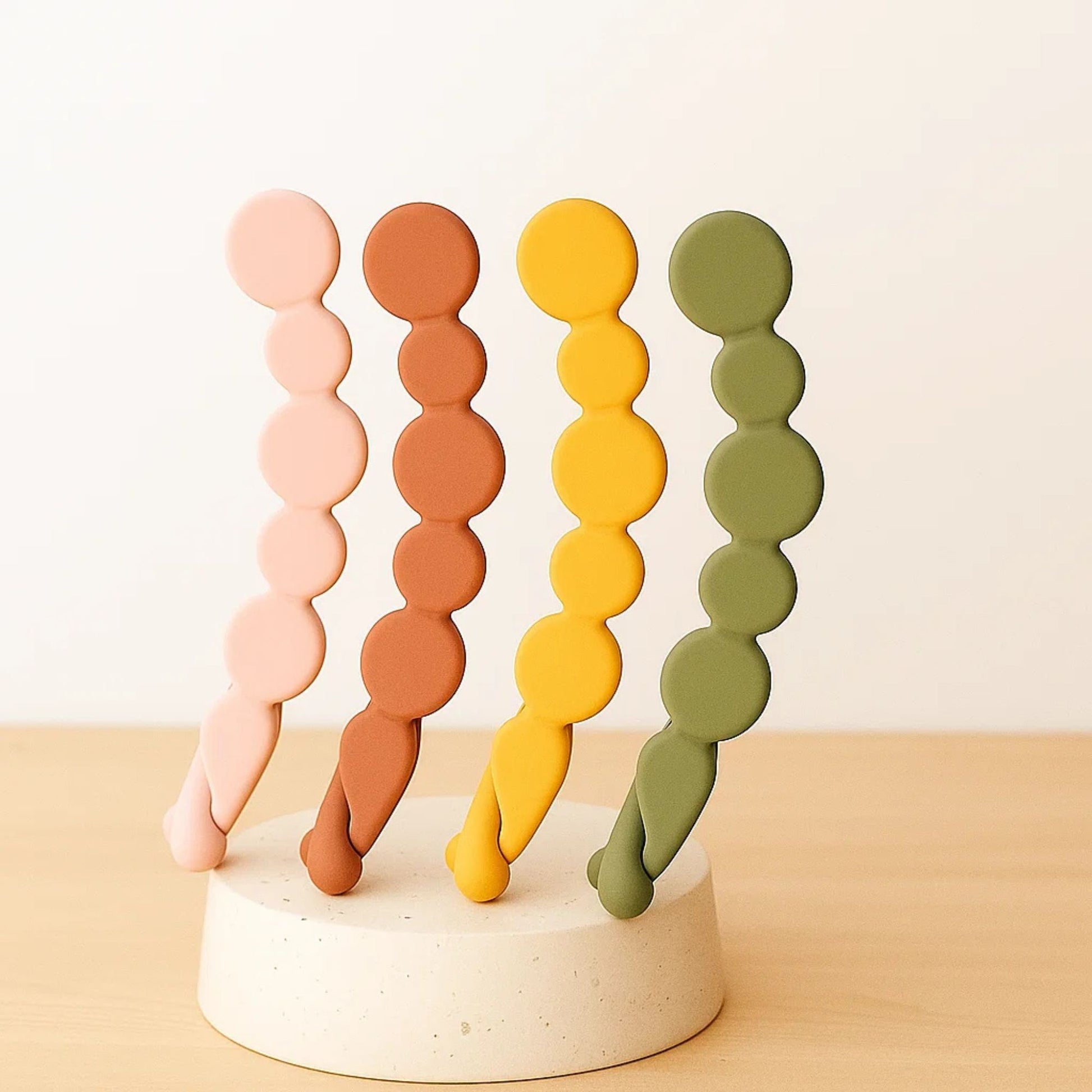 Strong grip – holds hair firmly in place Gentle on hair, prevents breakage and pulling