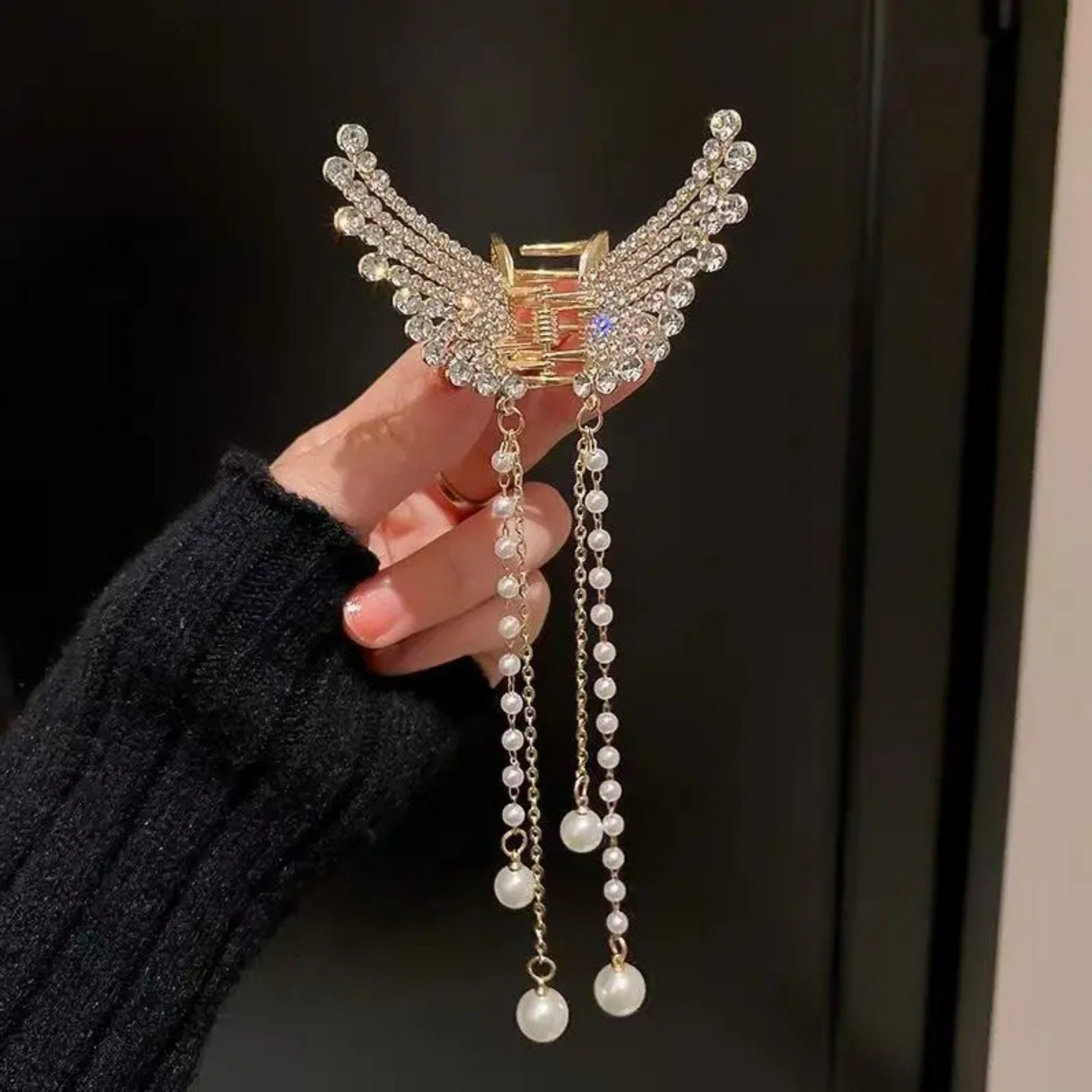 Decorative hair clip with wings and pearl tassels 